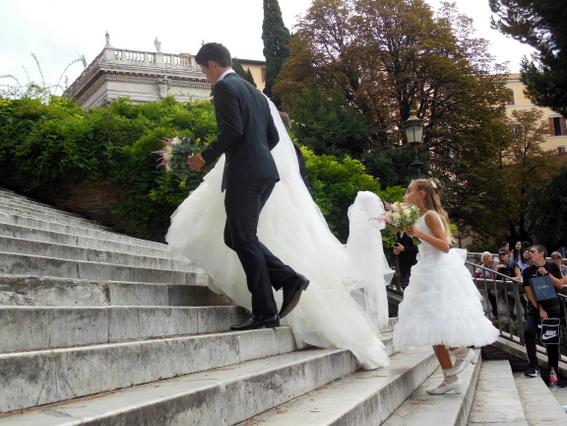 Bruidspaar op trap Santa Maria in Arcoeli Rome